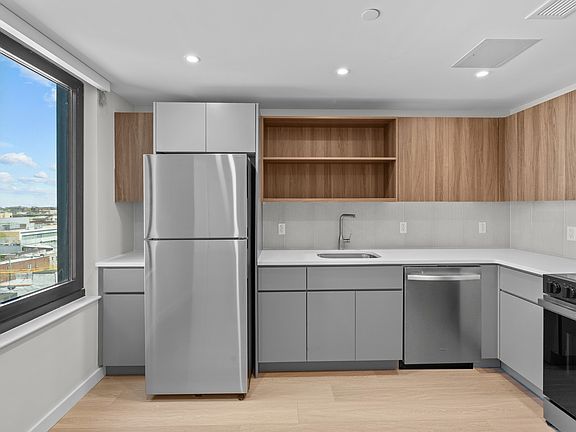 2nd image of 2905 W 17th St #8A