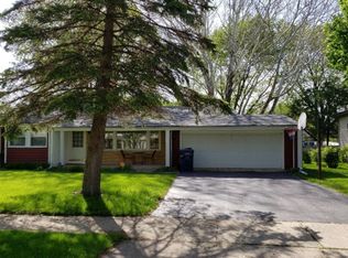 261 Bay Colony Dr, Naperville, IL