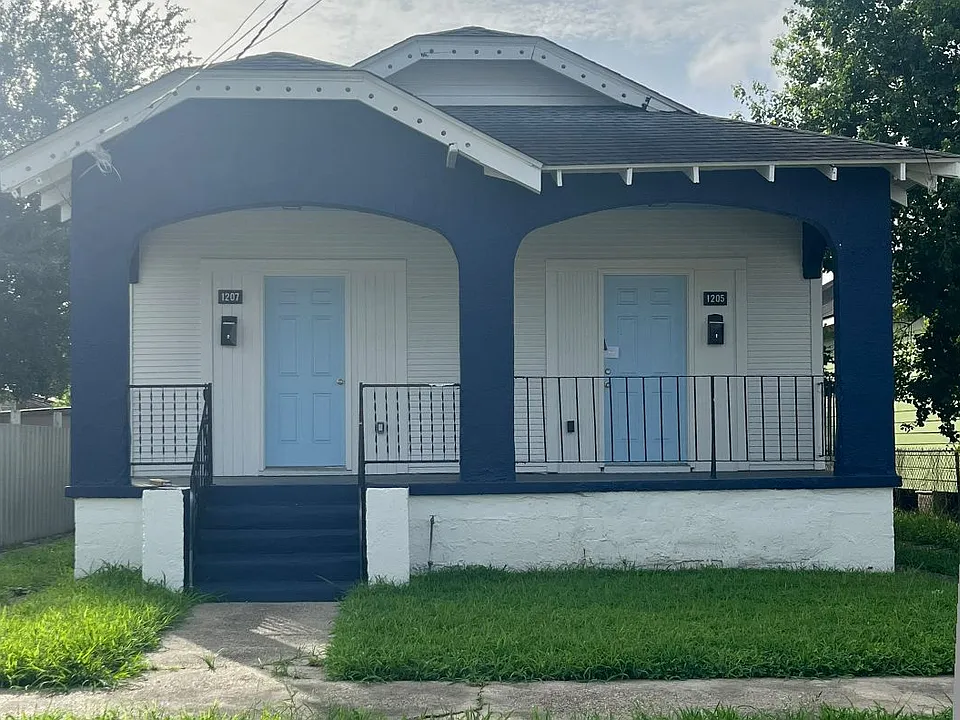1205 Deslonde St