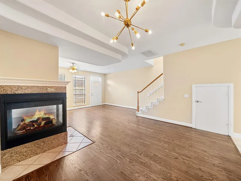 2406 Calumet St — Photo 18