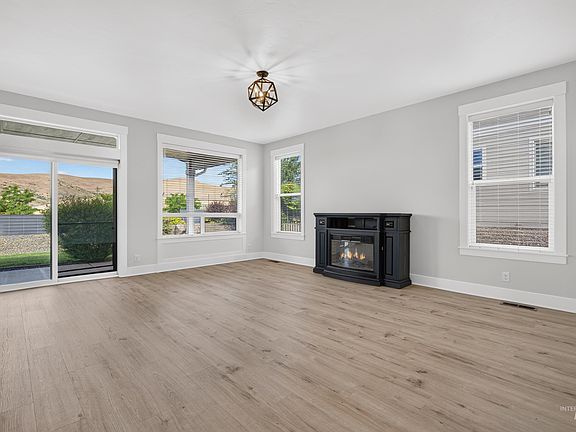5th image of 19135 N Glenisla Ave