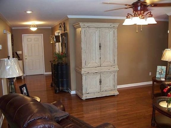3rd image of 161 Briarglen Ln