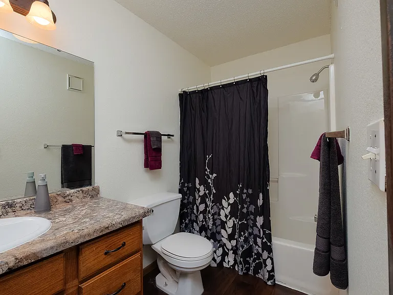 Moorhead, MN Woodstone Apartments | Bathroom