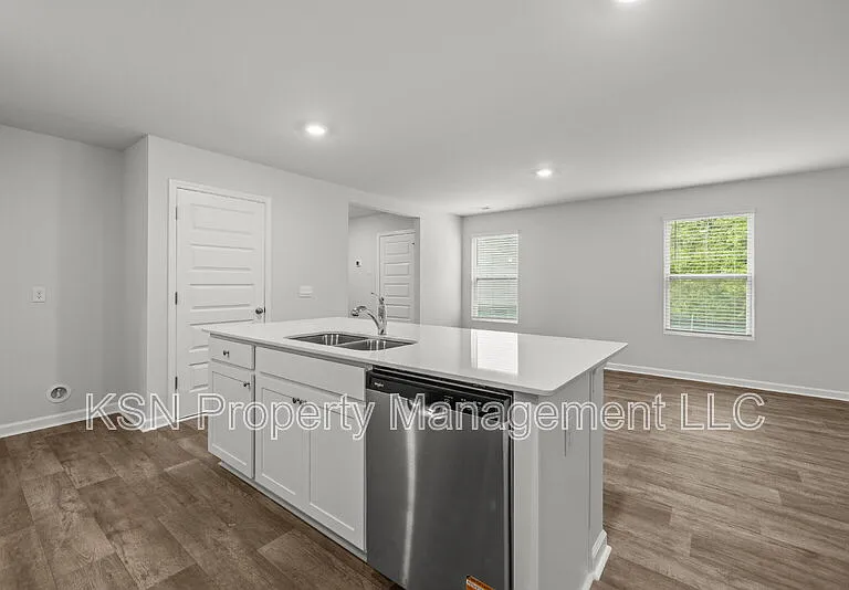 129 Azure Dr — Photo 17