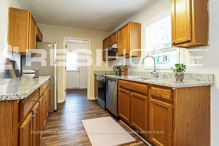 3 bed, 2.0 bath, 1232 sqft, $1,275 — Photo 3