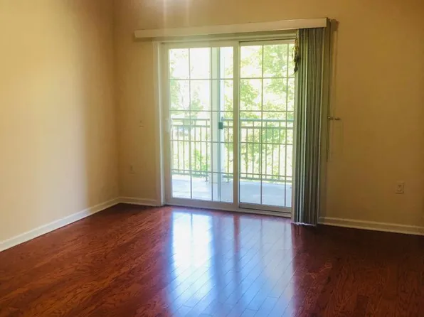 825 Liberty Ct, Piscataway, NJ 08854