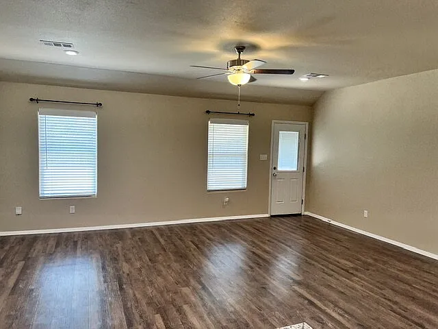 3 bed, 2.0 bath, 1893 sqft, $1,800 — Photo 3