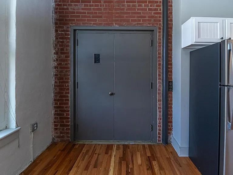 215M Nash St W — Photo 4