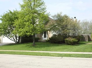 425 Cimarron Dr W, Aurora, IL 60504