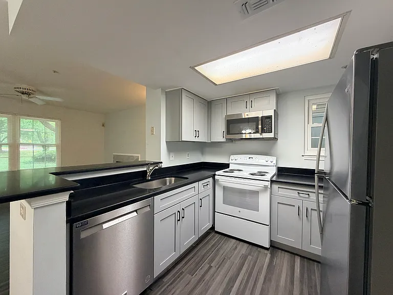 Kitchen with Dishwasher, Disposal, Stove oven, Microwave & Refrigerator