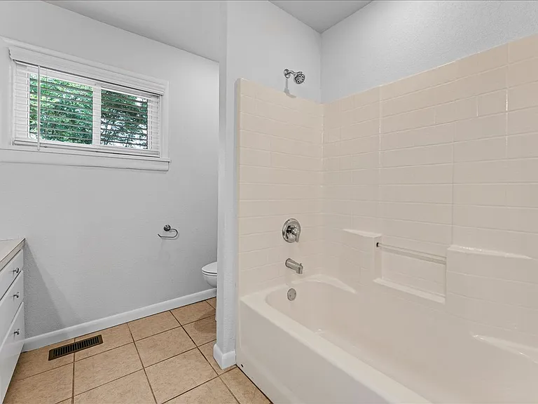 1666 Oakland Ave — Photo 20