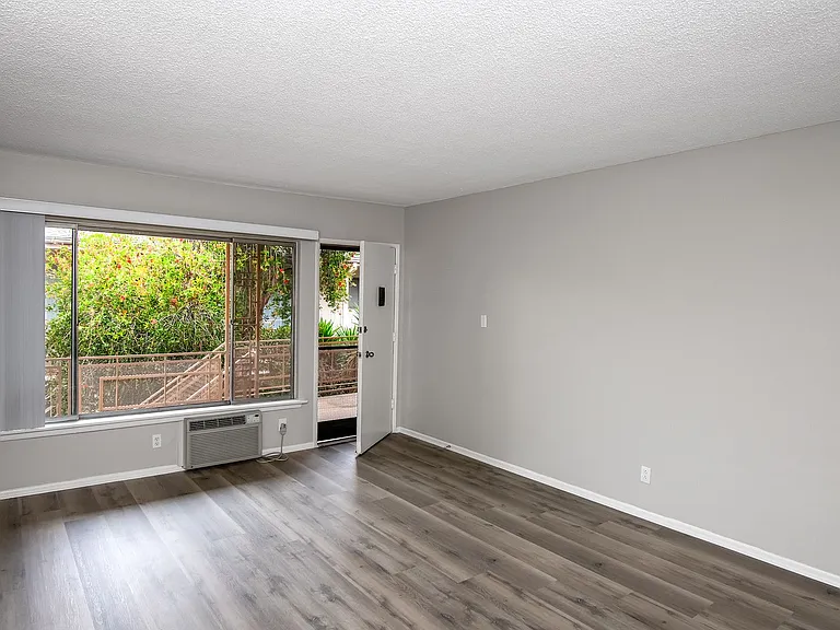 1025 Melrose Ave — Photo 3