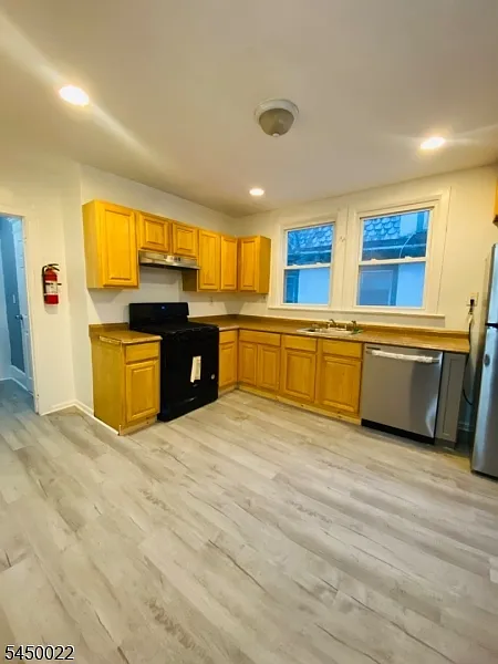 3 bed, 1.0 bath, $2,400 — Photo 2