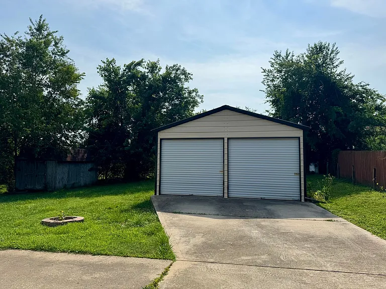 389 Elaine Dr — Photo 25