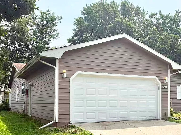 1814 Stratford Dr — Photo 8
