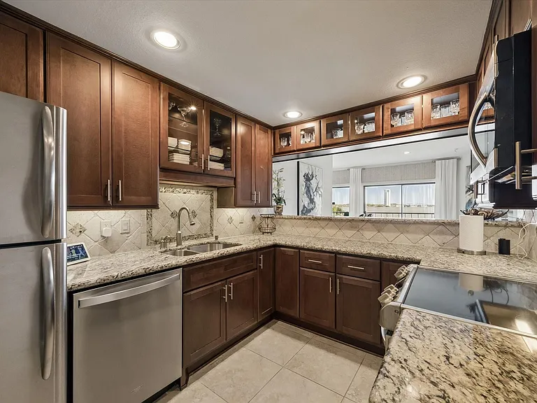 351 Lakeside Ln #201 — Photo 7