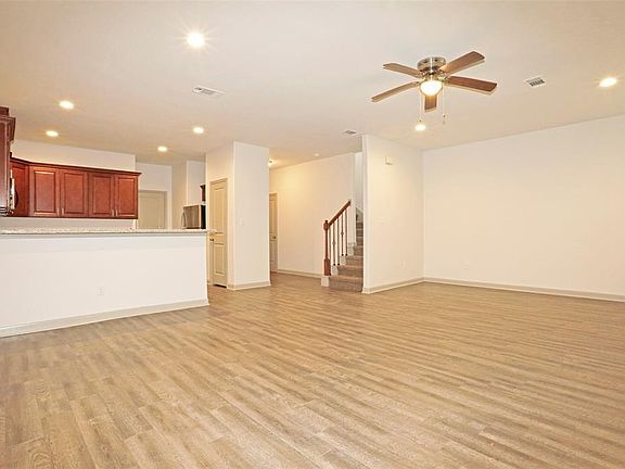 4th image of 897 E Semands St Unit A
