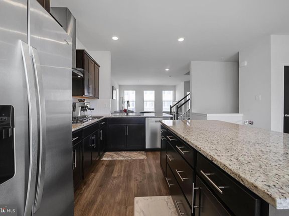 4th image of 854 Amity St