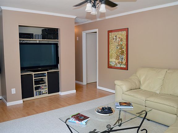 3rd image of 4204 Waco Dr