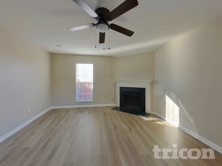 1402 Weston Ln — Photo 2