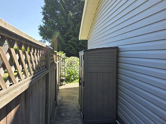 3rd image of 266 Boundary Bay Rd