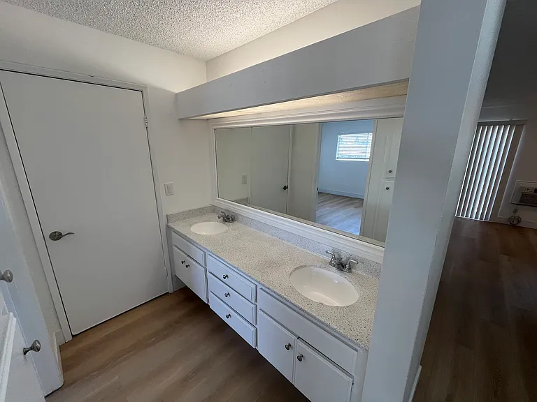 Villa Woods Apartments — Photo 18