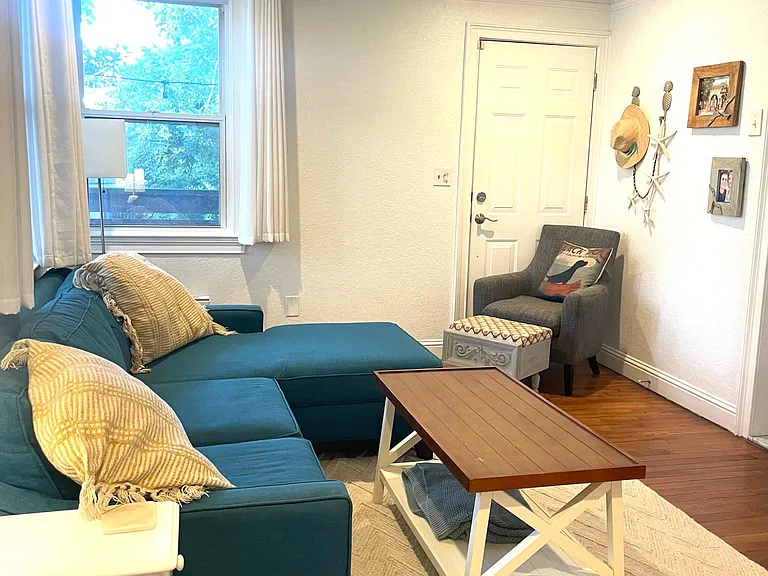 541 Myra St — Photo 4
