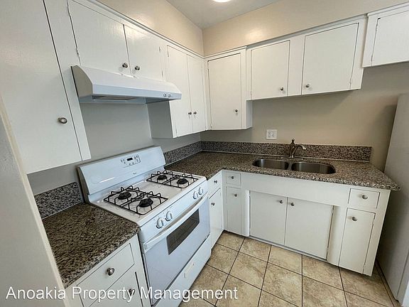 3rd image of 945 E Mariposa St #16