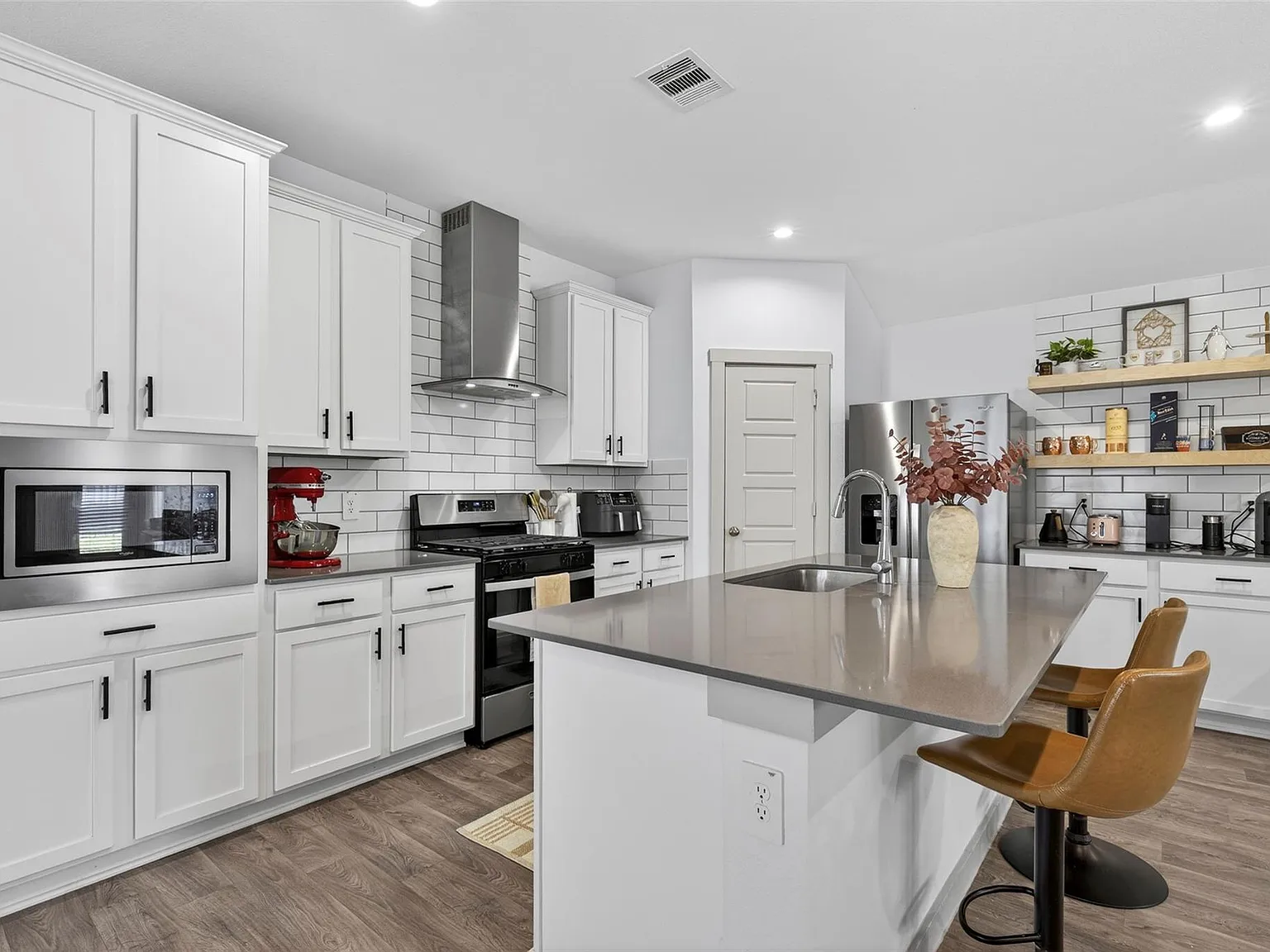 3 bed, 2.0 bath, 1690 sqft, $2,400 — Photo 2