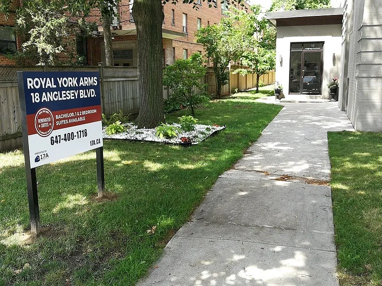 18 Anglesey Blvd — Photo 3
