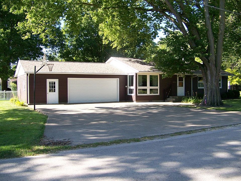 1st image of 216 W Lee St