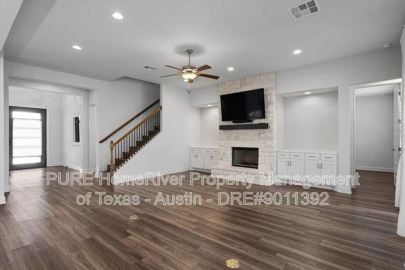 5 bed, 5.5 bath, 4059 sqft, $4,000 — Photo 3