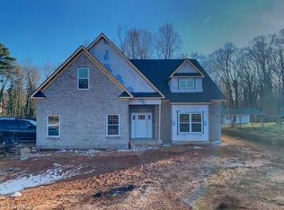 6050 Skylark Rd, Pfafftown, NC 27040