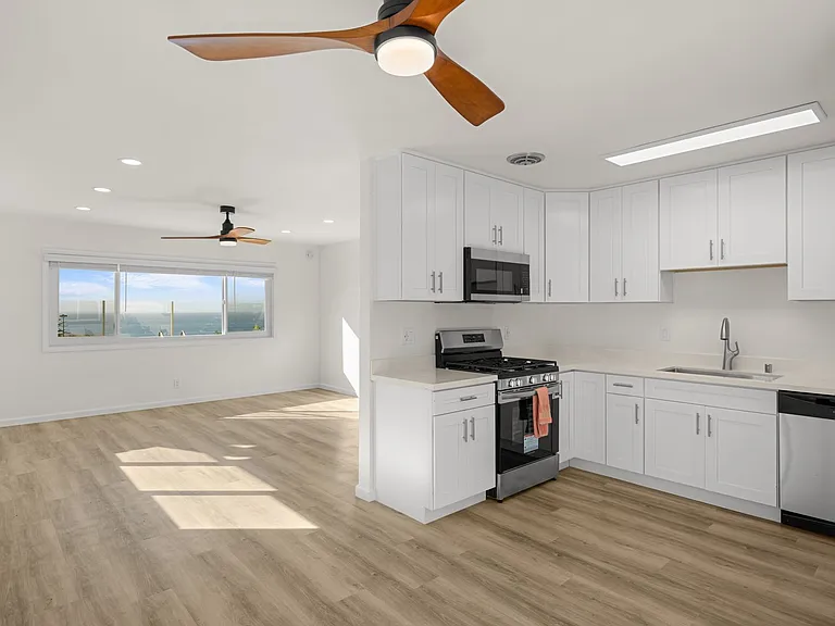 330 W I St — Photo 111