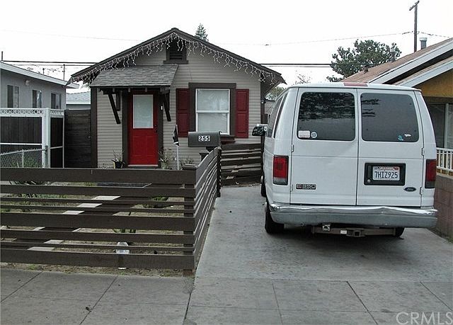 2nd image of 255 E 52nd St