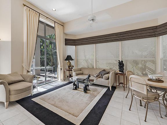 Seating Area/Breakfast Area