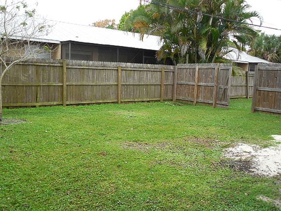 3rd image of 728 SW 36th Ter