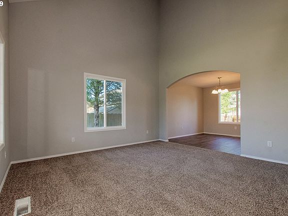 5th image of 815 NE 167th Ave