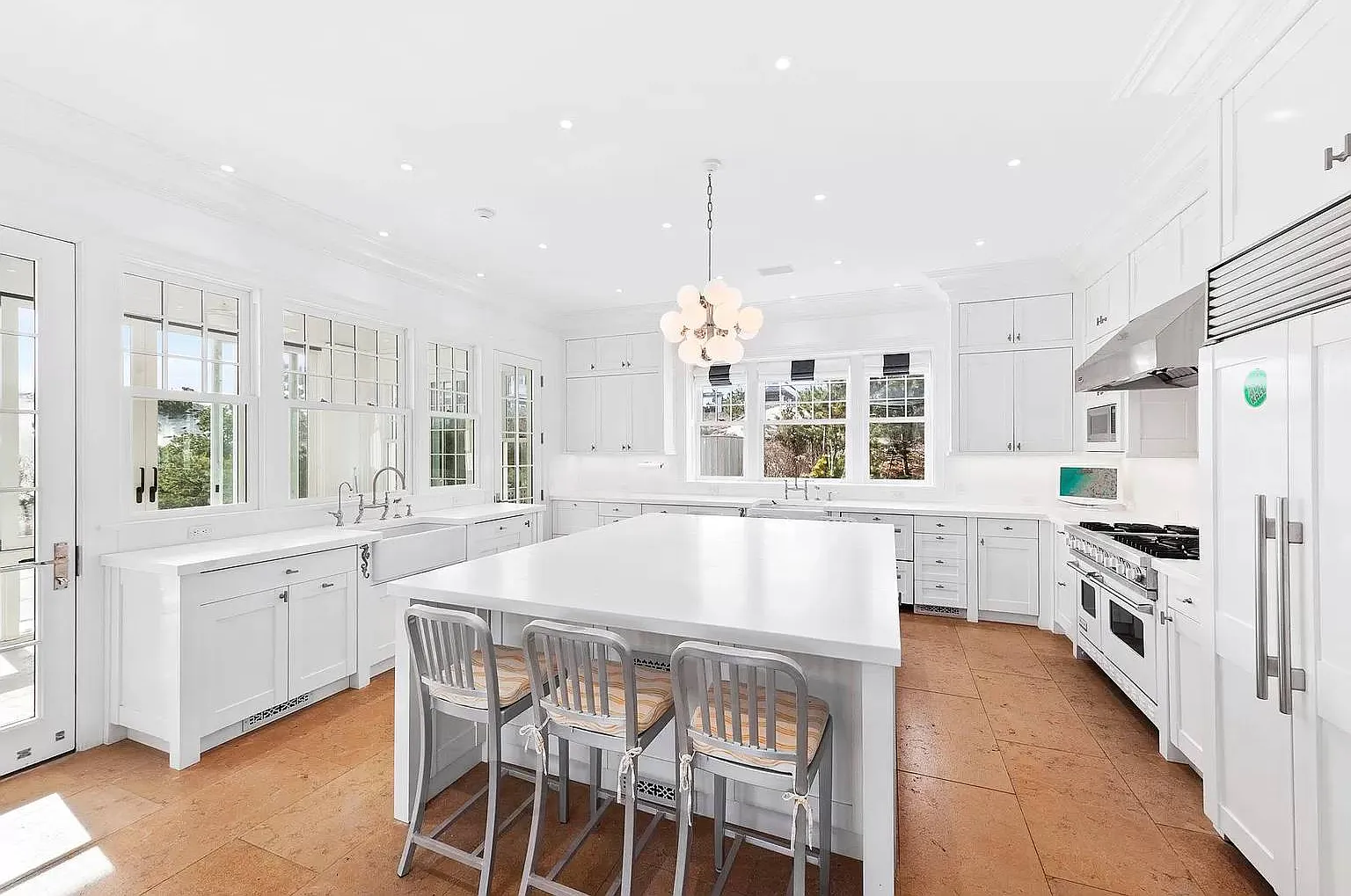 Oceanfront Elegance in Amagansett Dunes — Photo 3
