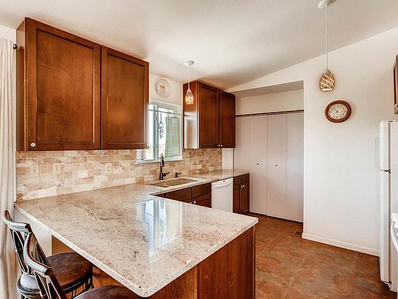 5th image of 1385 Mountview Dr