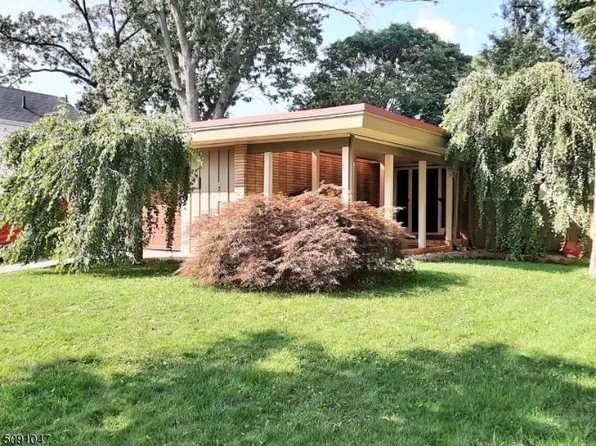 2106 Summit Ter, Linden, NJ 07036