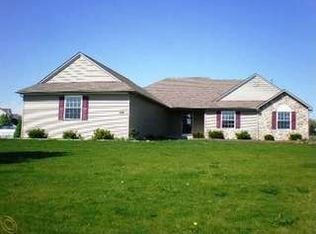 9425 Apple Ct, Fenton, MI 48430