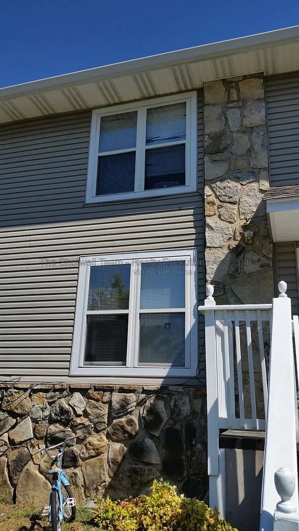 2 bed, 1.0 bath, 750 sqft, $1,200 — Photo 3