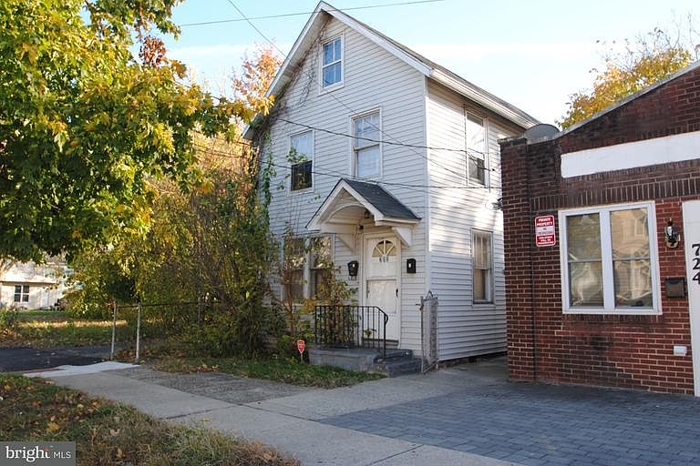 2nd image of 722 W 2nd St