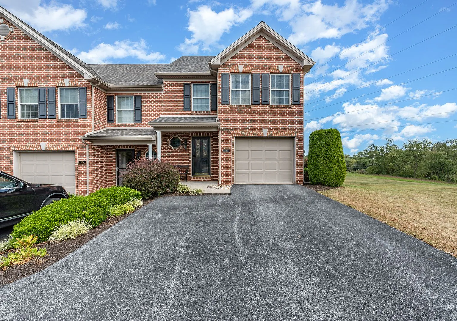 Welcome to this charming 2-bedroom, 2.5-bathroom town-house located in the desirable Harrisburg, ... — Photo 2