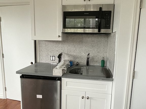 5th image of 2476 La Marque St