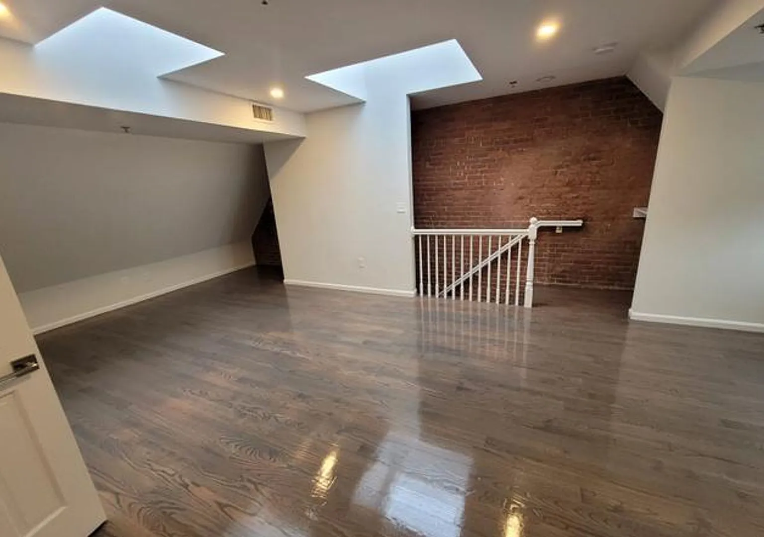 Charming 3 Bedroom-No Broker Fee — Photo 2