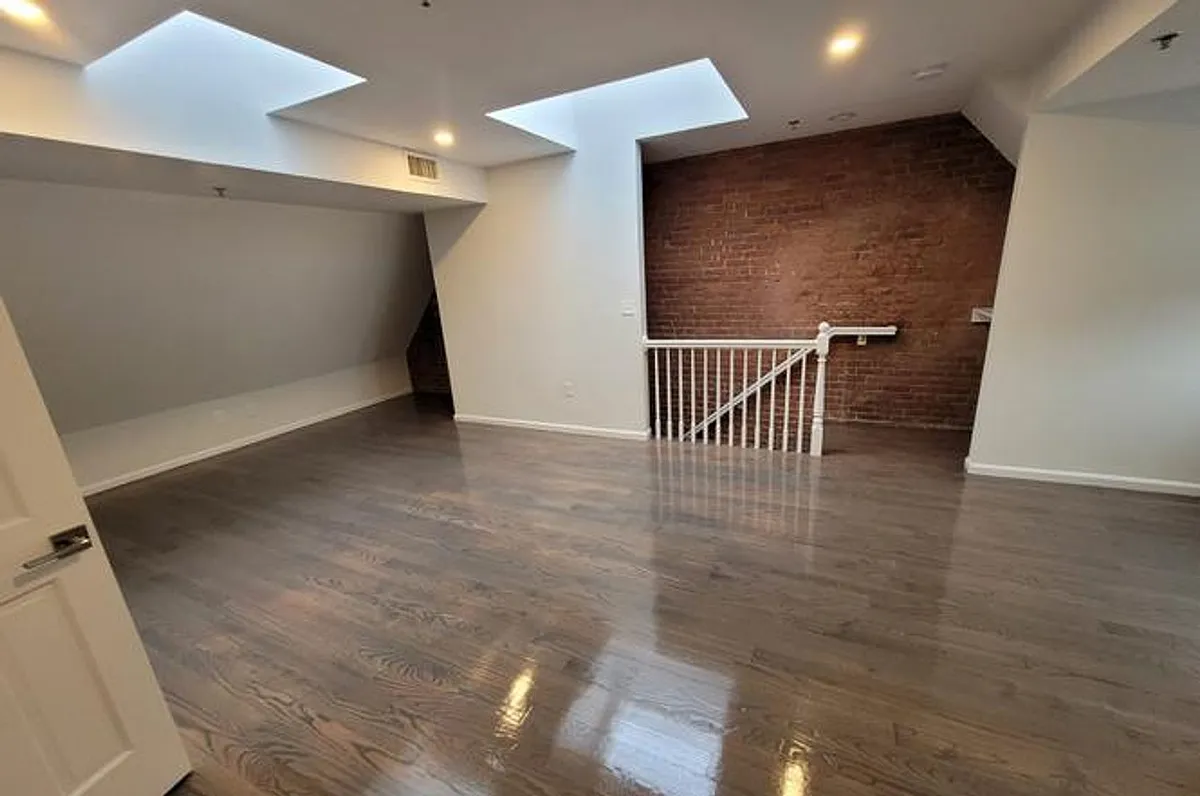 Building Photo - 1402 Beacon St #4