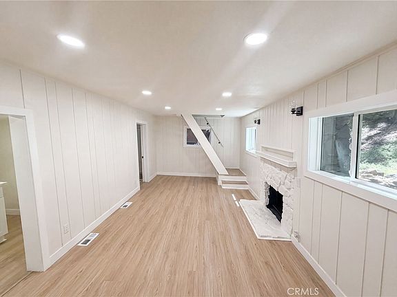 3rd image of 982 Oak Dr