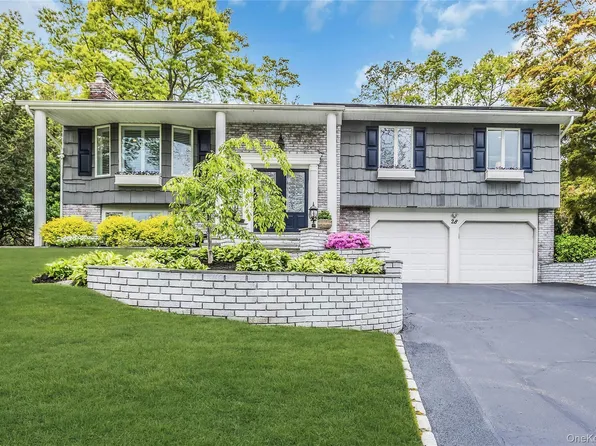 28 Penguin Lane, Commack, NY 11725
